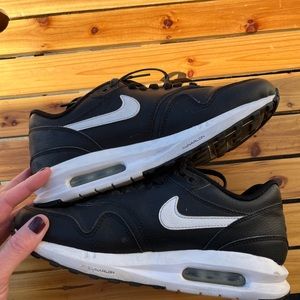 NIKE AIR MAX. WOMENS SIZE 8